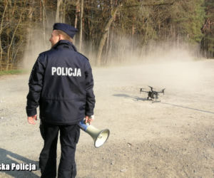 Policjanci kontrolują zielonogórzan z drona