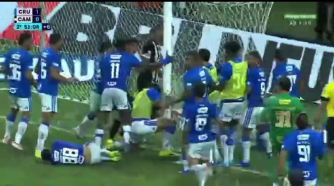 Burdy na meczu Cruzeiro - Atletico Mineiro