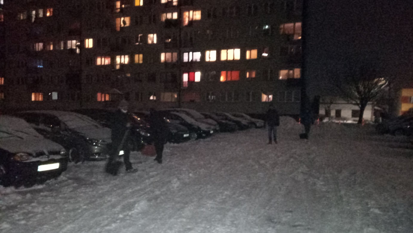 Bełchatów: Zima zaskoczyła drogowców? ONI nie narzekają na zimę i służby! Sami chwycili za łopaty!
