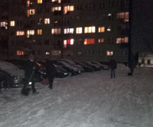 Bełchatów: Zima zaskoczyła drogowców? ONI nie narzekają na zimę i służby! Sami chwycili za łopaty!