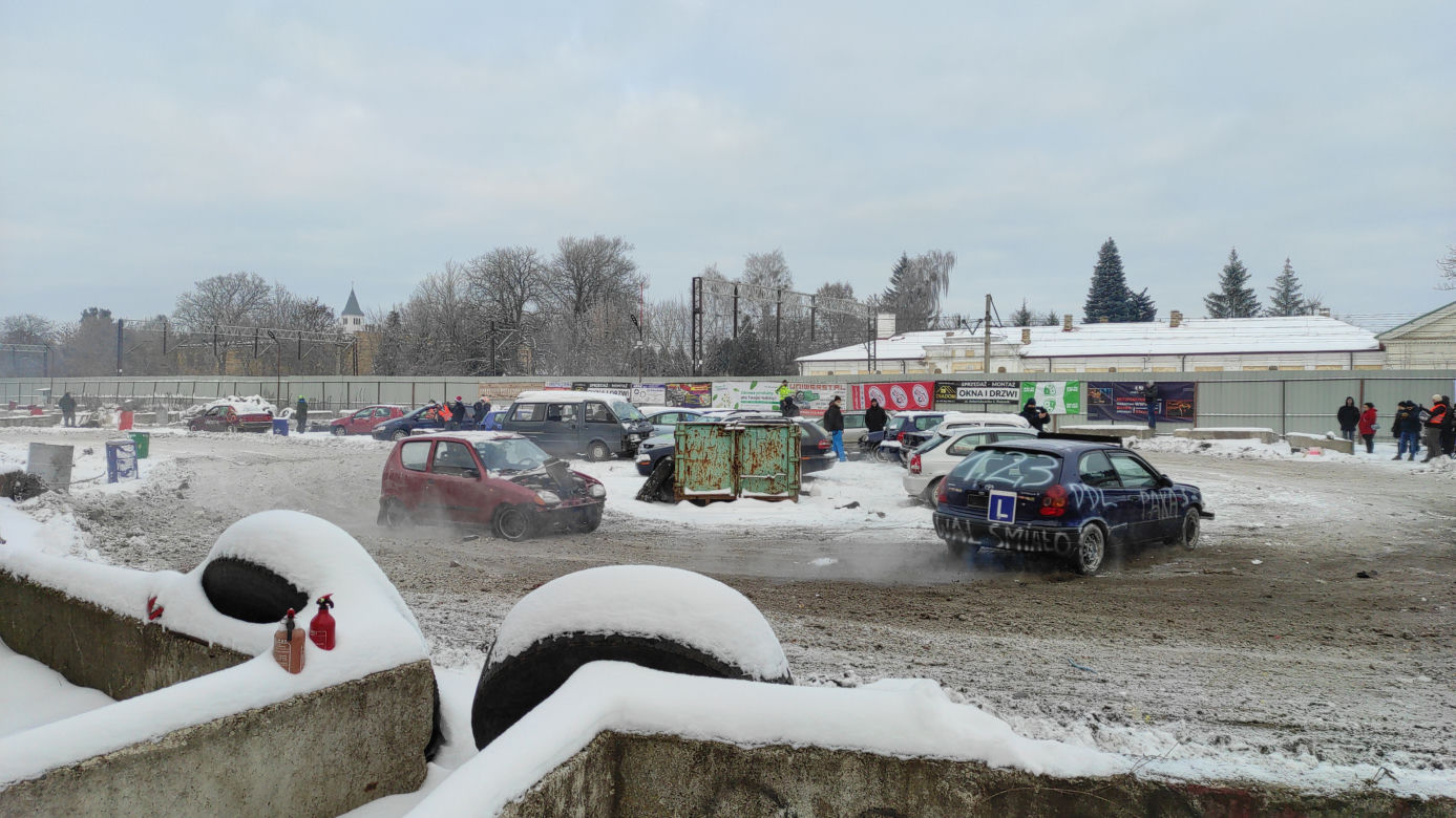 Białystok. Charytatywny Wrak Race Uniwerstal [18.12.2022]
