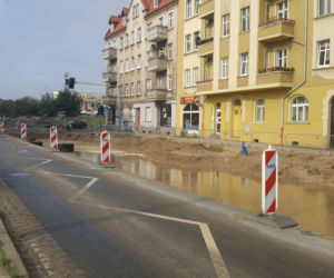 Zalana ulica Chełmińska w Grudziądzu po opadach deszczu