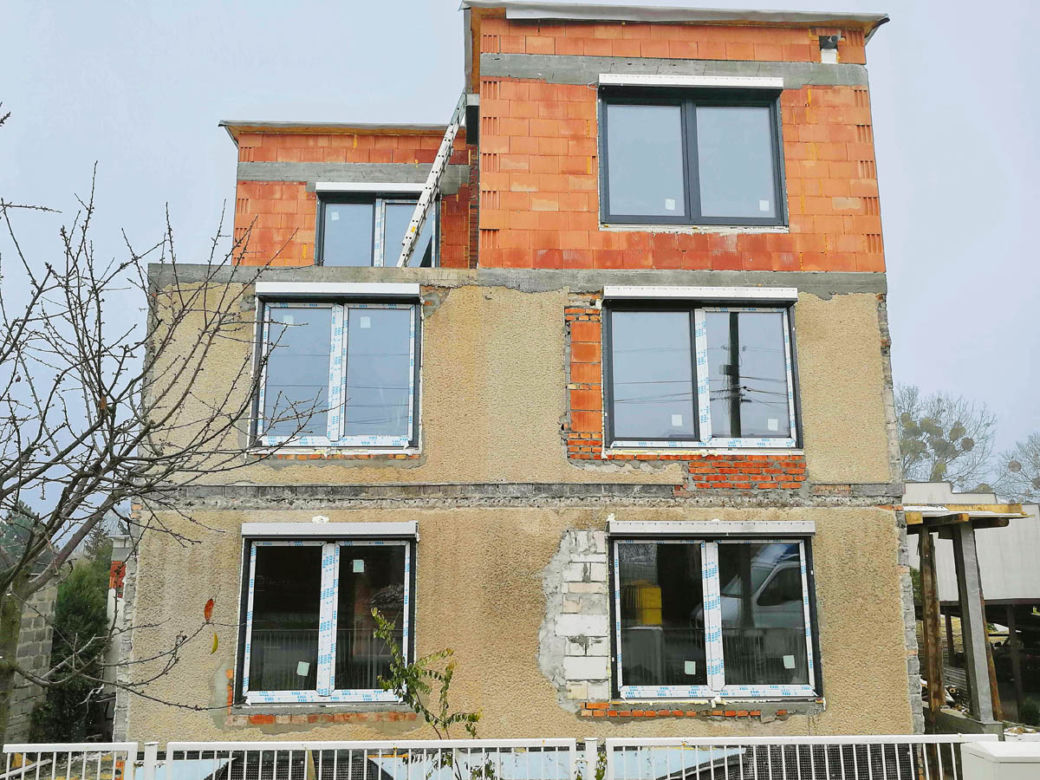 Kostkę z 82 roku zmienili w dom marzeń. Przebudowa wielopokoleniowej kostki w Tarnowskich Górach