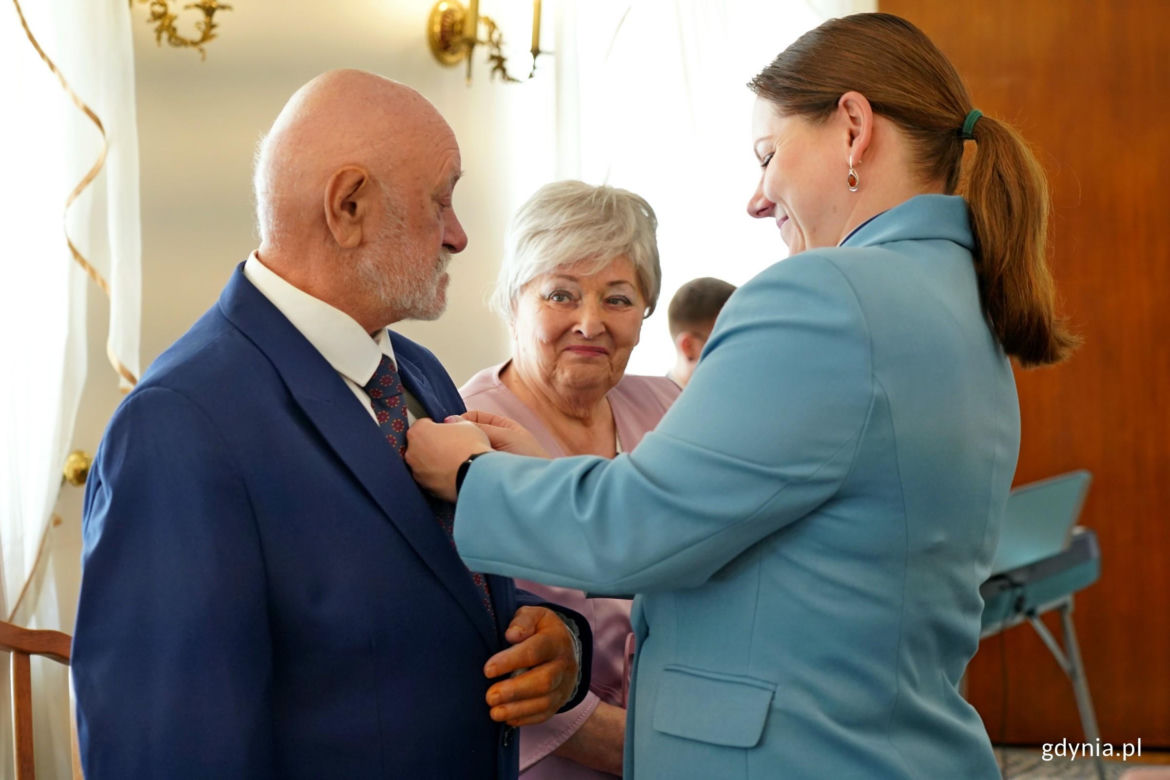 Prezydent Aleksandra Kosiorek i Agata Lipińska, zastępczyni kierownika Urzędu Stanu Cywilnego w Gdyni uhonorowały małżeństwa z długim stażem
