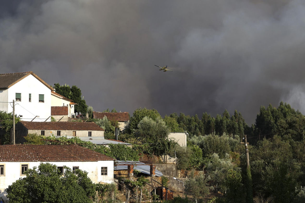 Groza w Portugalii! Tornado ognia i trąba z pyłów