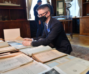 Podczas remontu Urzędu Miasta  w Szczecinie odnaleziono odręczne notatki i raporty działań pierwszego prezydenta Szczecina Piotra Zaremby