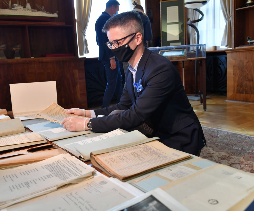 Podczas remontu Urzędu Miasta  w Szczecinie odnaleziono odręczne notatki i raporty działań pierwszego prezydenta Szczecina Piotra Zaremby