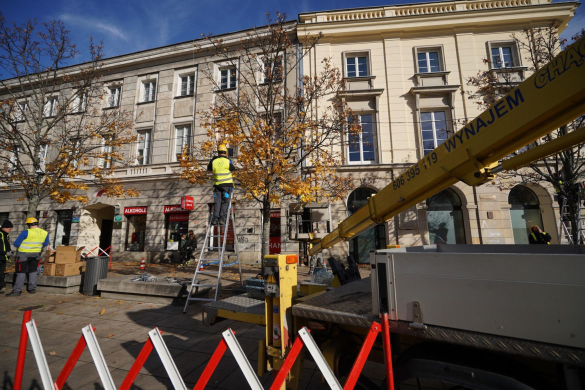 Zaczął się montaż iluminacji świątecznej w Warszawie. W tym roku zmieni swój wygląd