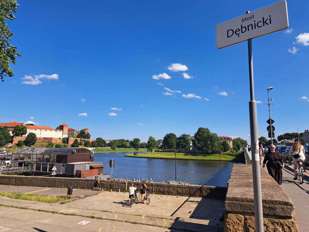 Znicze przy moście Dębnickim w Krakowie. Tutaj tragicznie zmarło w wypadku czterech młodych mężczyzn