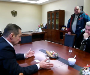 Przez żonę mieszka w samochodzie.