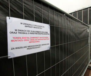 Grodzą Pl. Piłsudskiego potężnym płotem
