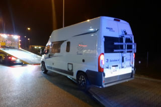 Lewe tablice i wyłamana stacyjka. Za przerzut kampera mieli zarobić 250 euro