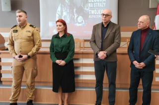 Więcej czujek dymu i czadu w domach w regionie. Trafią do potrzebujących z powiatu łomżyńskiego