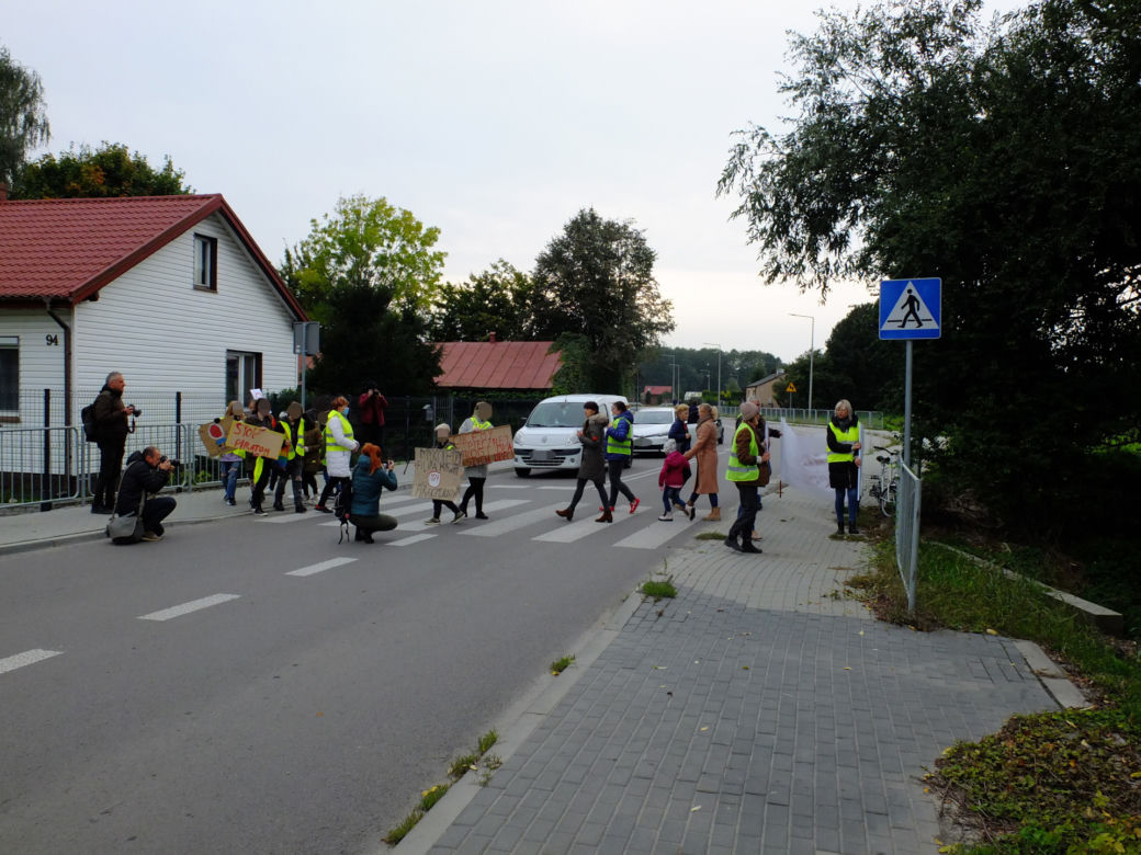 Kilka dni temu pod kołami auta zginął 9-latek. Mieszkańcy Krężnicy Jarej pod Lublinem mają dość. Protestują.
