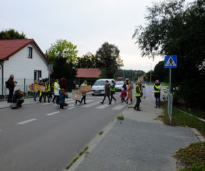 Kilka dni temu pod kołami auta zginął 9-latek. Mieszkańcy Krężnicy Jarej pod Lublinem mają dość. Protestują.
