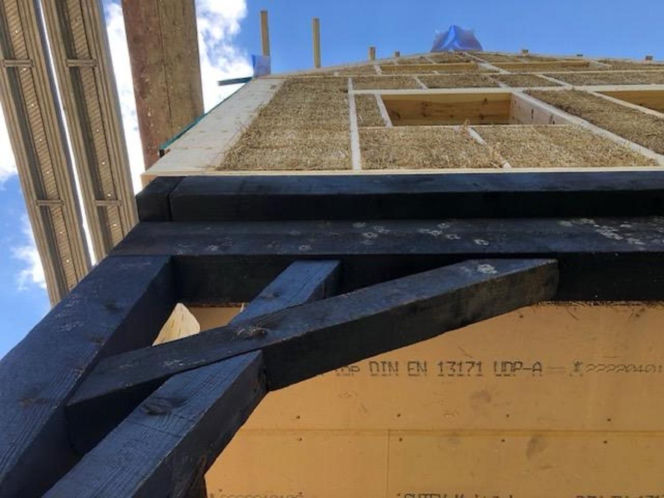 Dom z prefabrykatów drewniano-słomianych