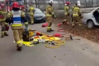 Wypadek pod Iławą. Mitsubishi roztrzaskało się na drzewie! Pięć osób rannych, w tym jedna walczy o życie