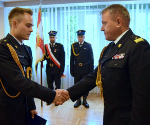  Młodzi strażacy otrzymali nominacje oficerskie. Zostaną skierowani do podkarpackich jednostek [FOTO]