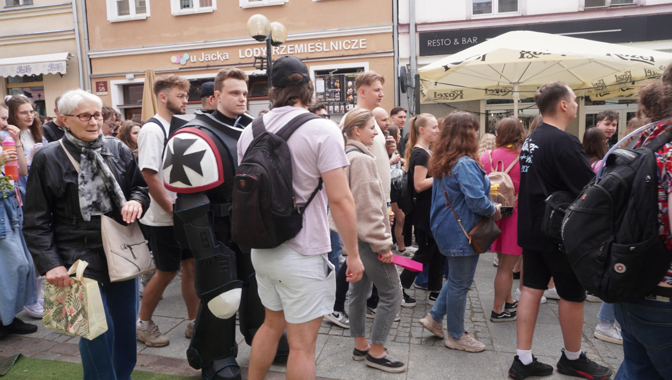 Kortowiada 2024. Parada Wydziałów przeszła ulicami miasta. Studenci tłumnie wzięli udział w imprezie