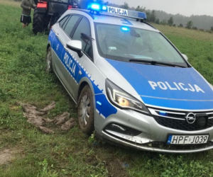 Policyjny pościg w Tuszynie. 35-latek zjechał z drogi prosto w pole