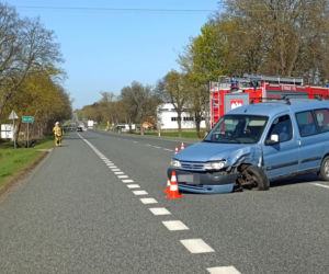 Osobówka zepchnęła busa do rowu
