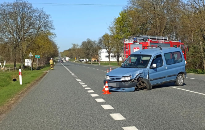 Osobówka zepchnęła busa do rowu