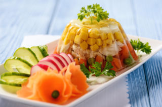 Galaretki drobiowe z warzywami i jajkiem – świąteczny klasyk, który wraca na stoły w najlepszym stylu