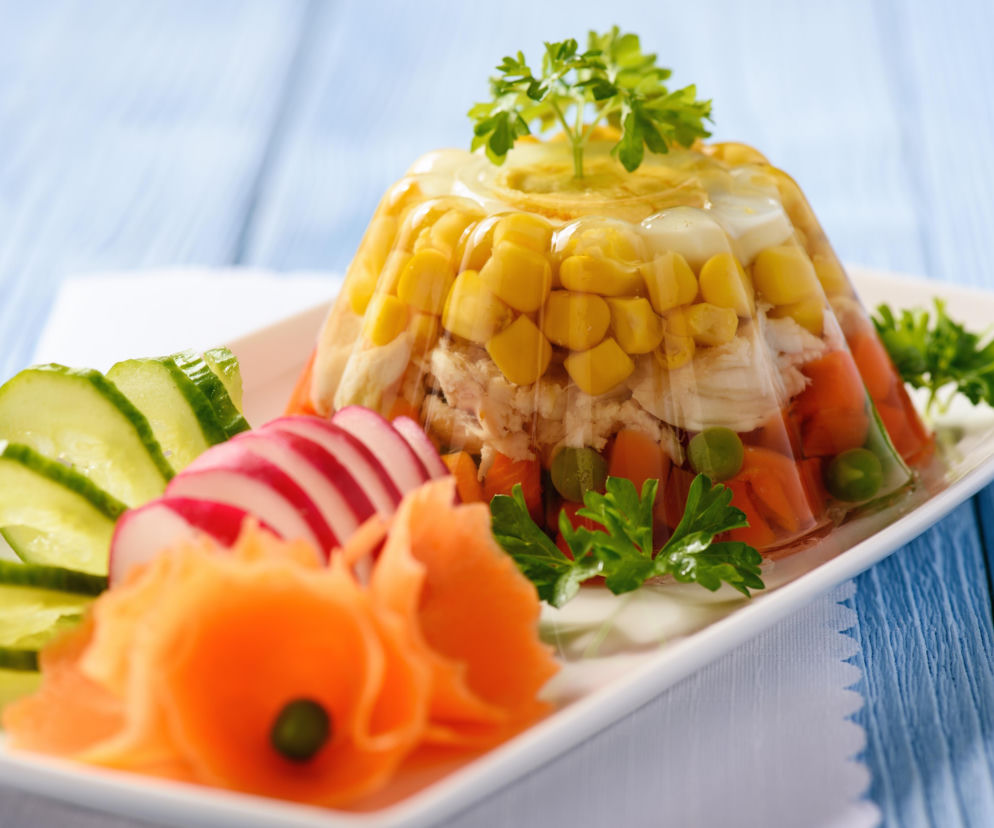 Galaretki drobiowe z warzywami i jajkiem – świąteczny klasyk, który wraca na stoły w najlepszym stylu