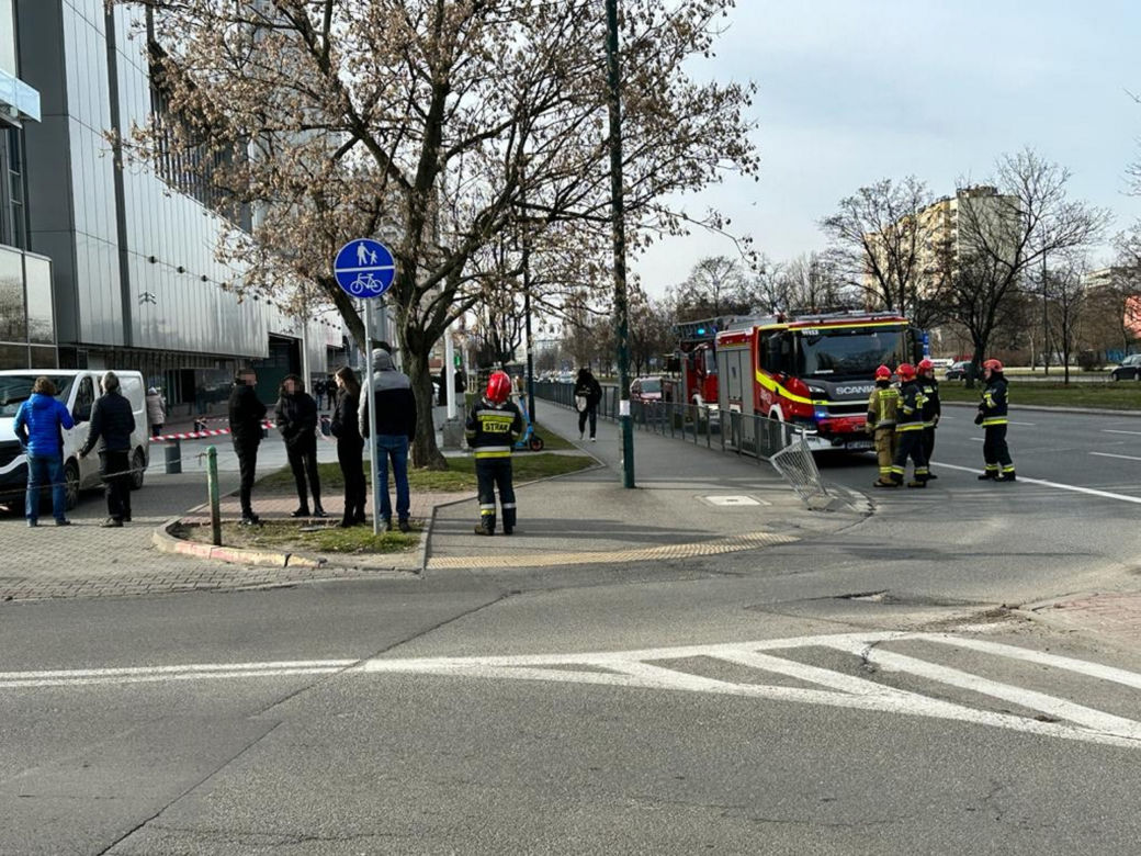 Szokujące sceny przy siedzibie Polsatu w Warszawie. Mężczyzna przyciągnął uwagę wszystkich przechodniów