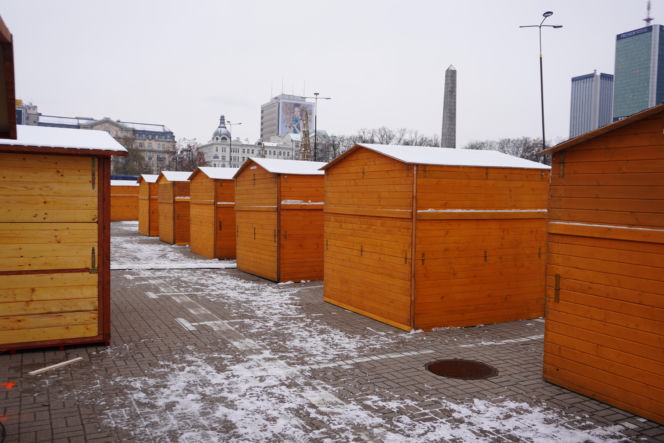 Jarmark Warszawski na placu Defilad na kilka dni przed startem imprezy