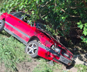 Starachowice. Osobowe Audi wypadło z drogi i zatrzymało się na ogrodzeniu
