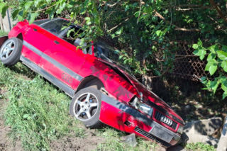 Starachowice. Osobowe Audi wypadło z drogi i zatrzymało się na ogrodzeniu