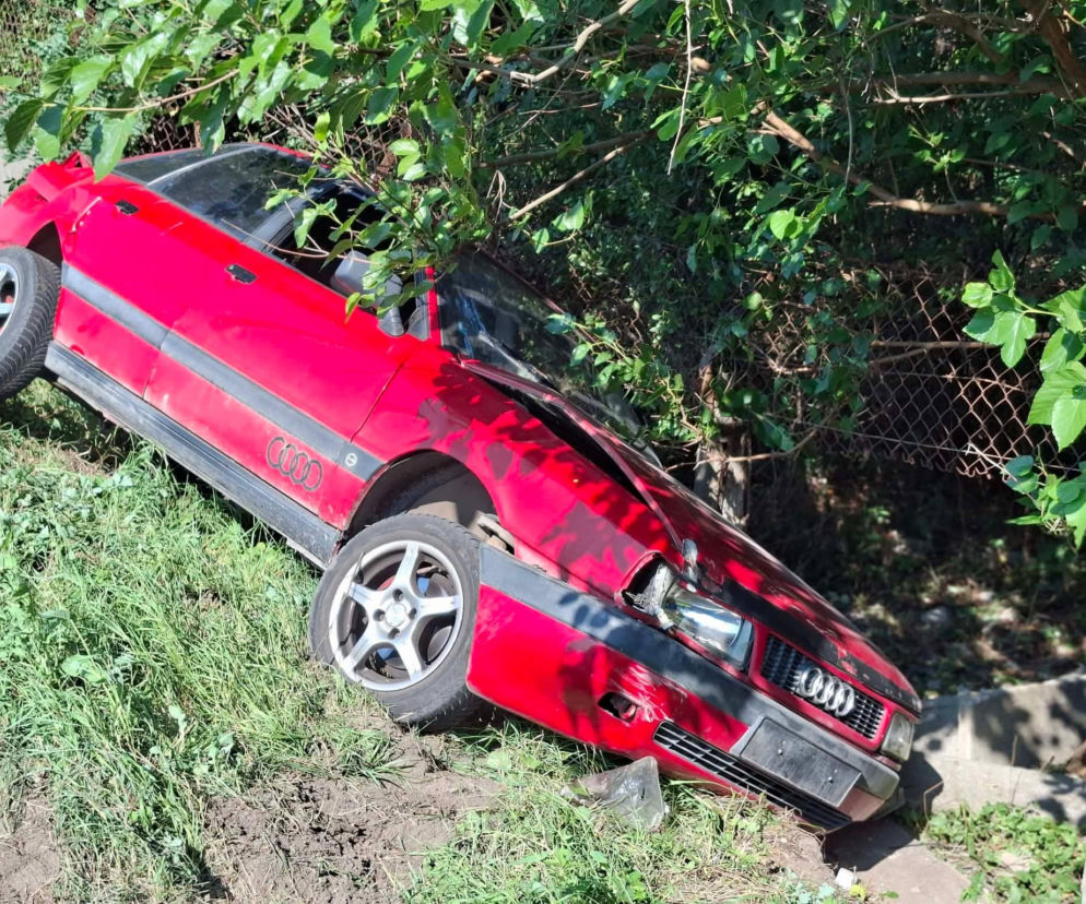 Starachowice. Osobowe Audi wypadło z drogi i zatrzymało się na ogrodzeniu