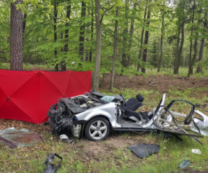 22-letni kierowca volkswagena stracił panowanie nad autem i zderzył się z ciężarówką