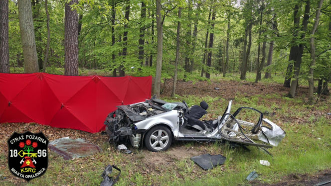 22-letni kierowca volkswagena stracił panowanie nad autem i zderzył się z ciężarówką