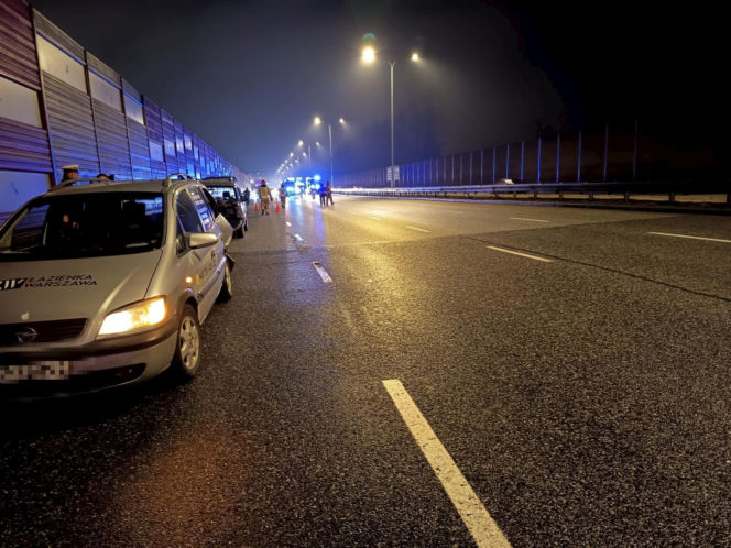 Wielka kraksa na Trasie Łazienkowskiej. Zgasł mu Opel, huknął w niego Renault