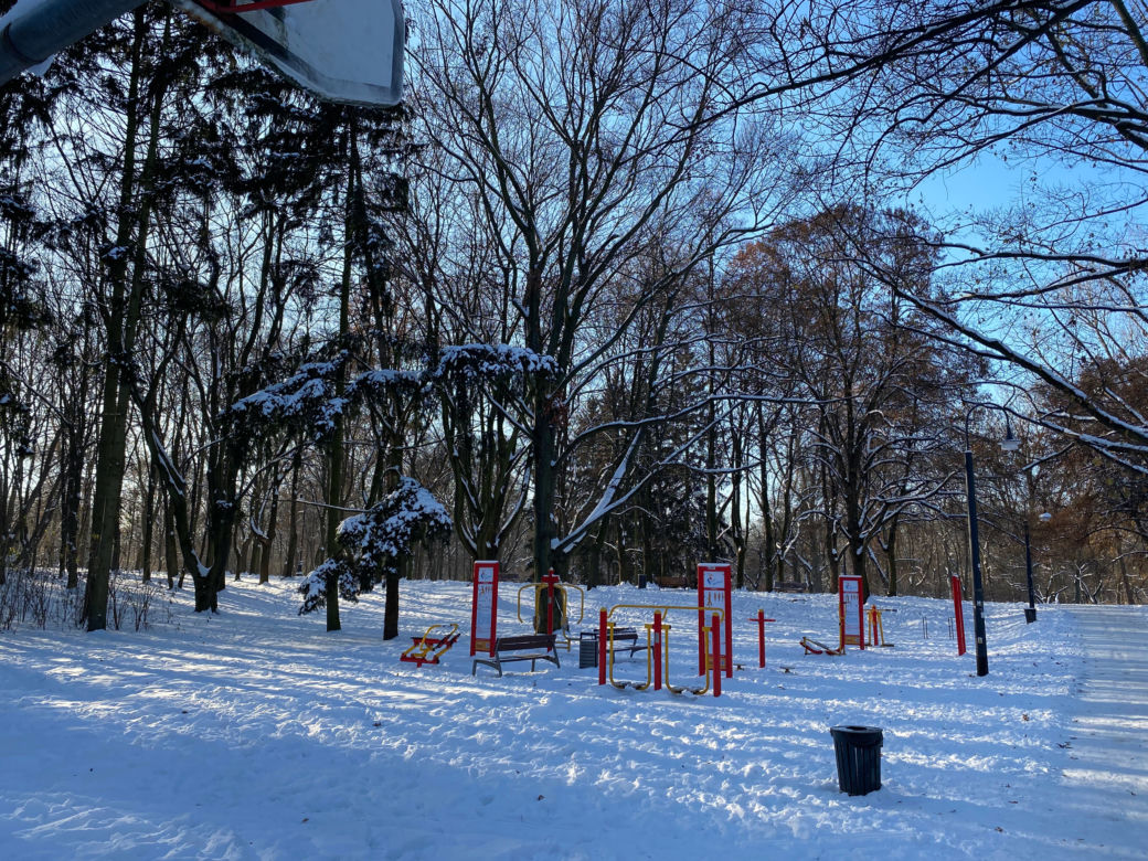 Śnieżna zima w Parku Praskim
