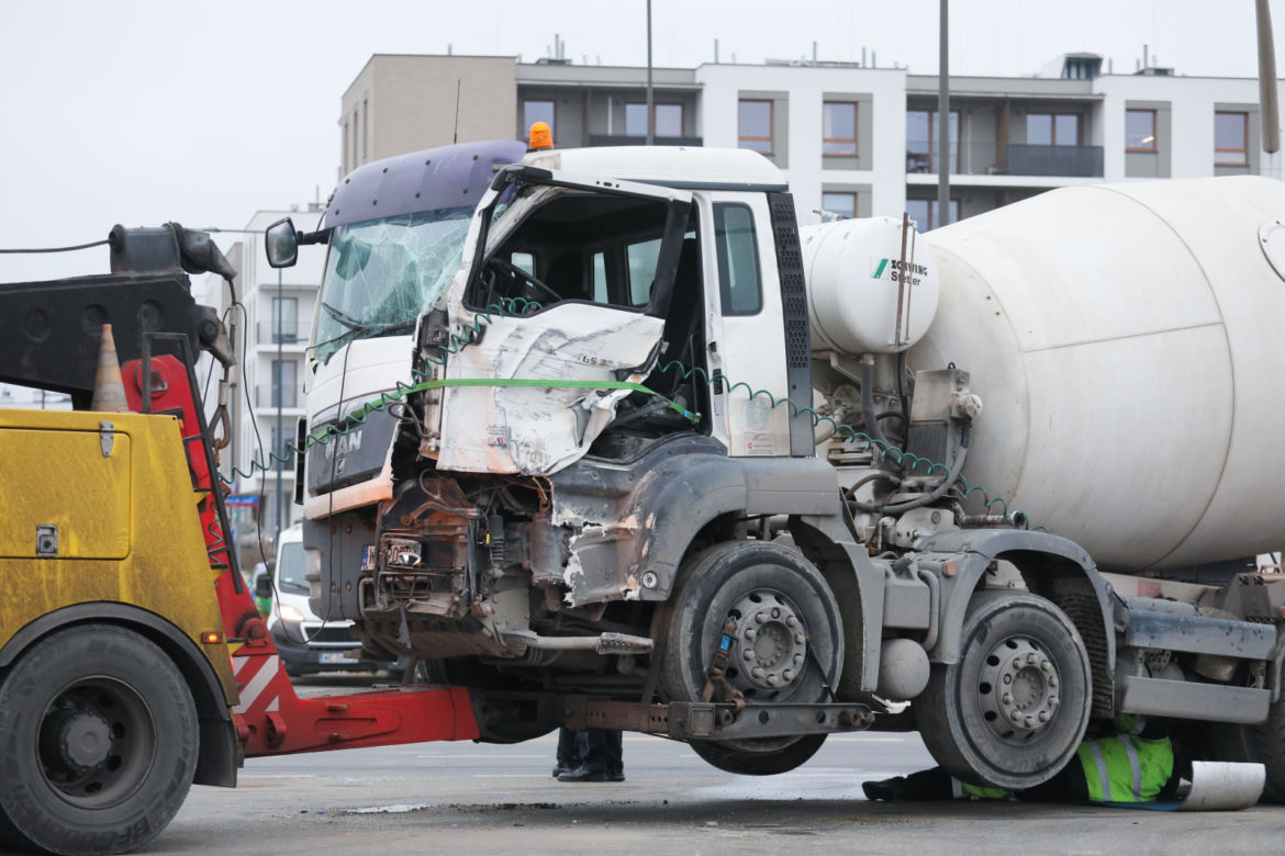 Autobus miejski zderzył się z betoniarką w Warszawie