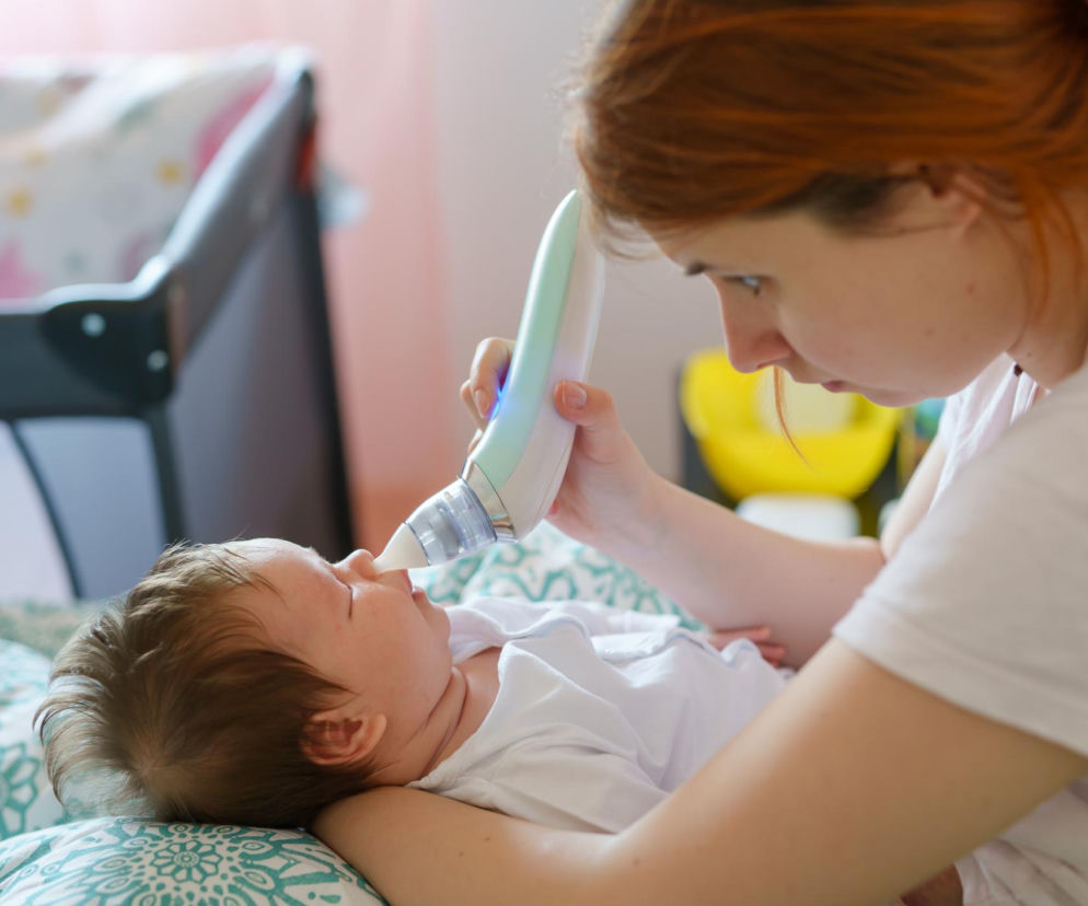 Twoje niemowlę piszczy przy oddychaniu? Wyjaśniamy, kiedy to norma, a kiedy sygnał alarmowy