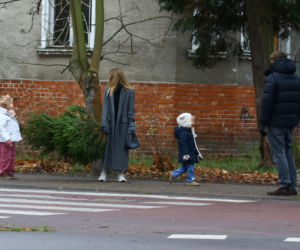 Donald Tusk z zięciem dźwigają gigantyczną choinkę. A za nimi drepcze Kasia z drugą. Wnusie premiera jak księżniczki