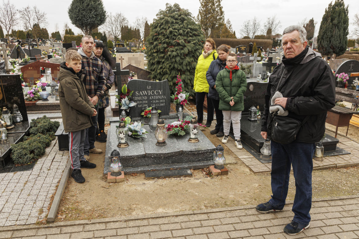 Dokwaterowali nieboszczyka do grobu mamy
