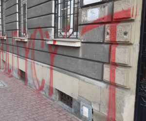 Budynek urzędu miasta w Tarnowie oszpecony!