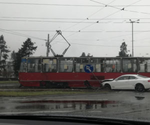Kolizja samochodu osobowego z tramwajem na ul. Uniwersyteckiej w Toruniu
