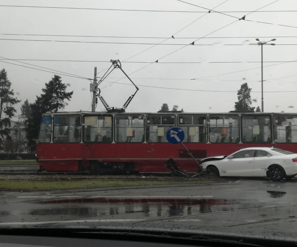 Kolizja samochodu osobowego z tramwajem na ul. Uniwersyteckiej w Toruniu