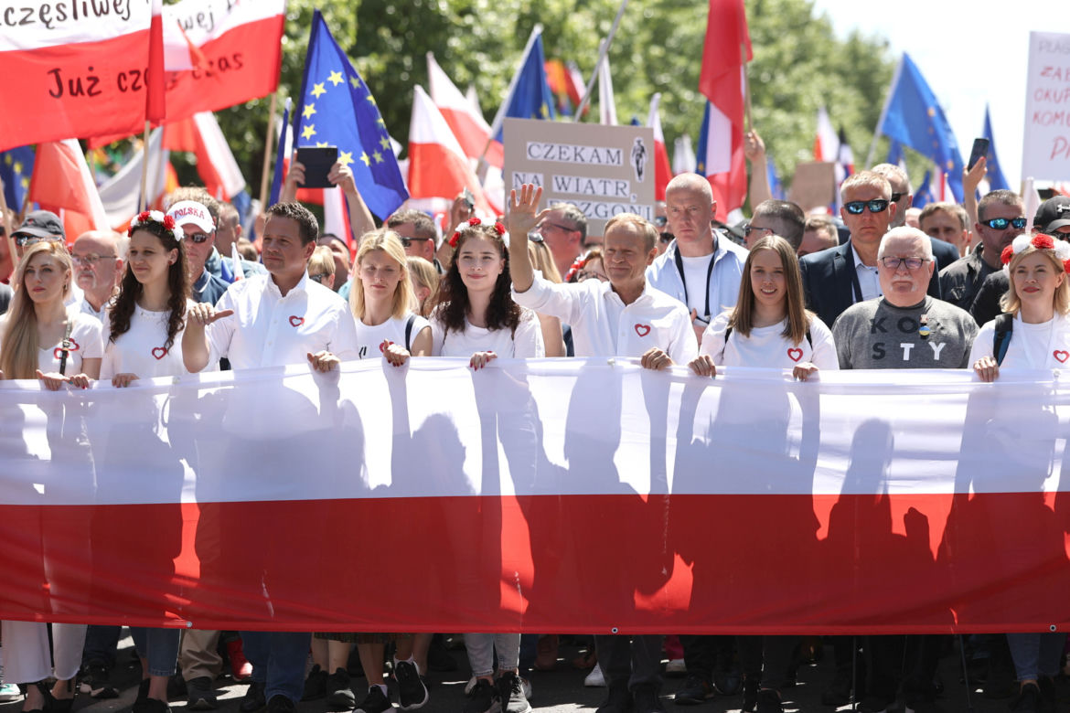 Policja podała, ile kosztowało zabezpieczenie marszu Donalda Tuska. Kwota szokuje! 