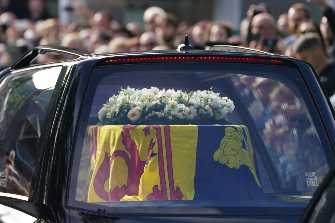 Trumna z ciałem królowej wyruszyła z Balmoral do Edynburga