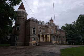 To miasto w Świętokrzyskiem było kiedyś wioską. Dziś zachwyca nenufarami