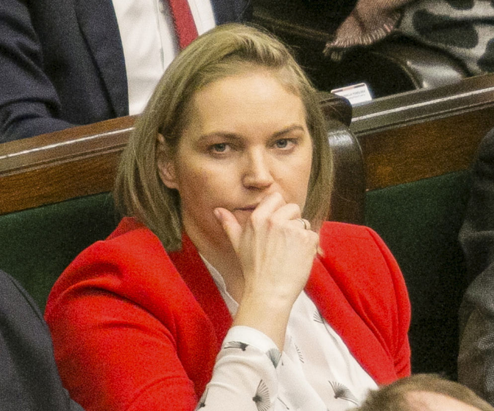 Posłanka Dominika Chorosińska w czerwonym żakiecie podczas obrad. O jej wpisie po kongresie PiS przeczytasz w Eska.