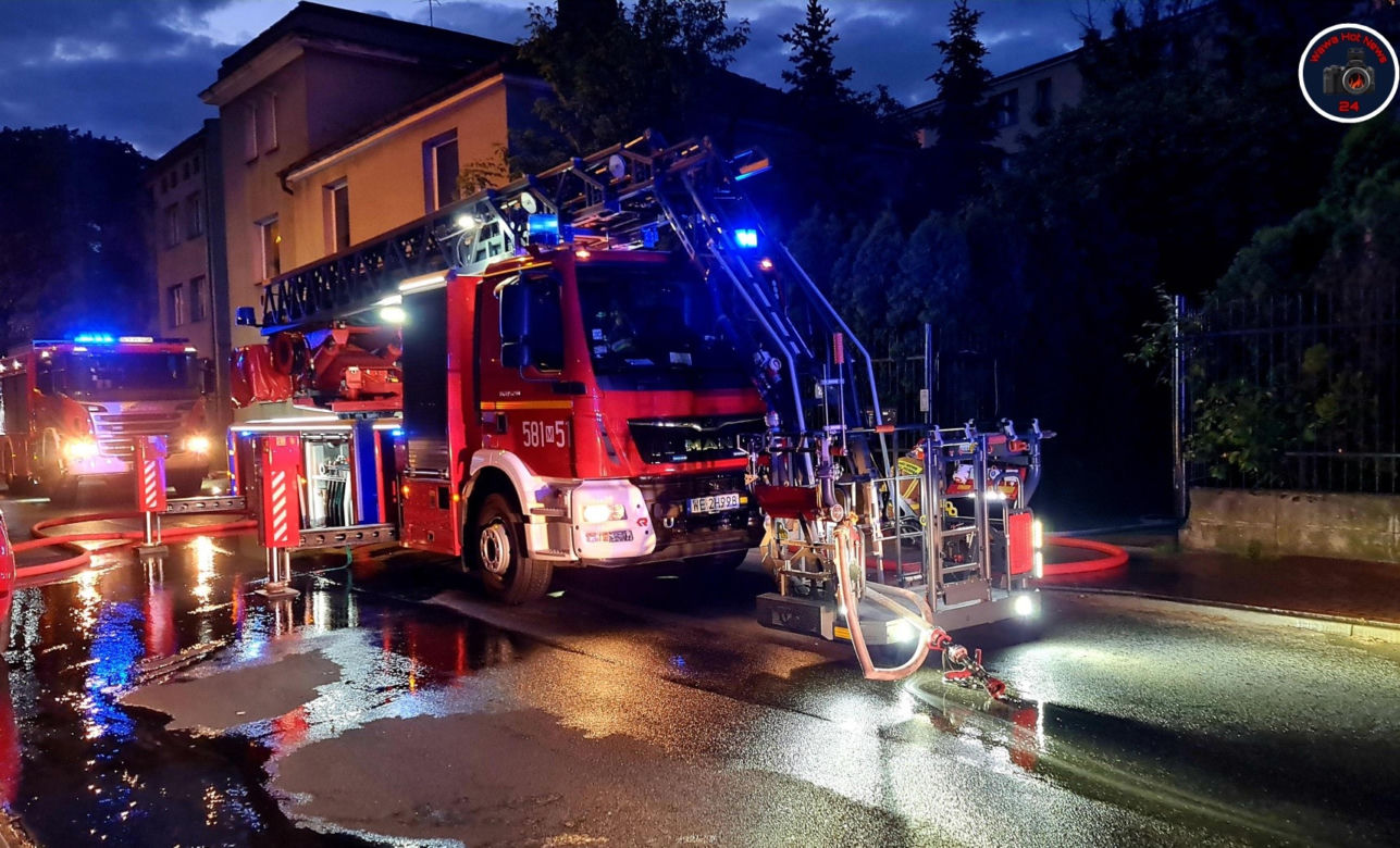 Makabryczny pożar w Pruszkowie. Mieszkanie w bloku płonęło jak zapałka. Nie żyje 17-latek