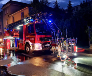 Makabryczny pożar w Pruszkowie. Mieszkanie w bloku płonęło jak zapałka. Nie żyje 17-latek